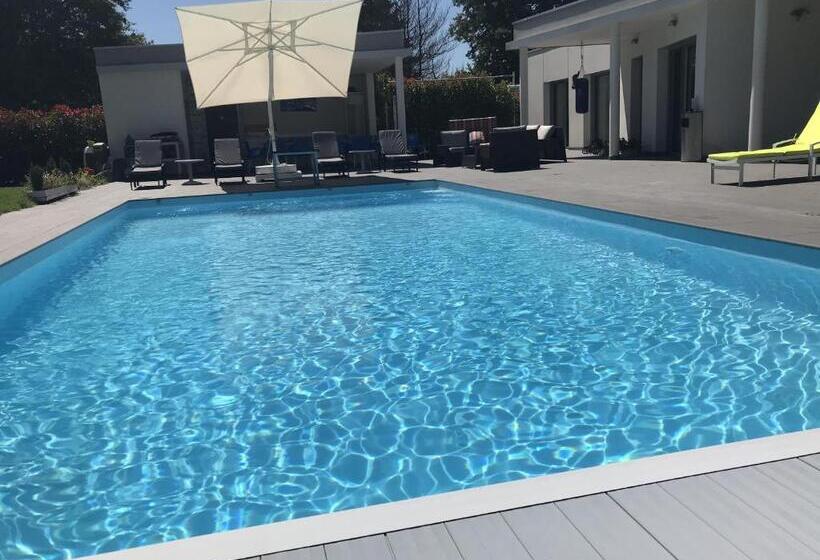 اتاق استاندارد با چشم‌انداز باغ, Domaine Georges V
