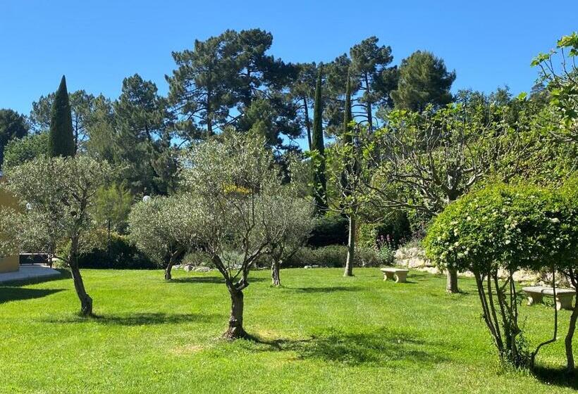 Классический Номер Вид на Сад, Les Sables D Ocre & Spa
