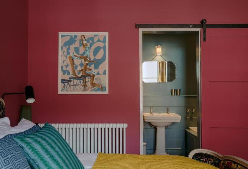 Quarto Estandar, The Rose