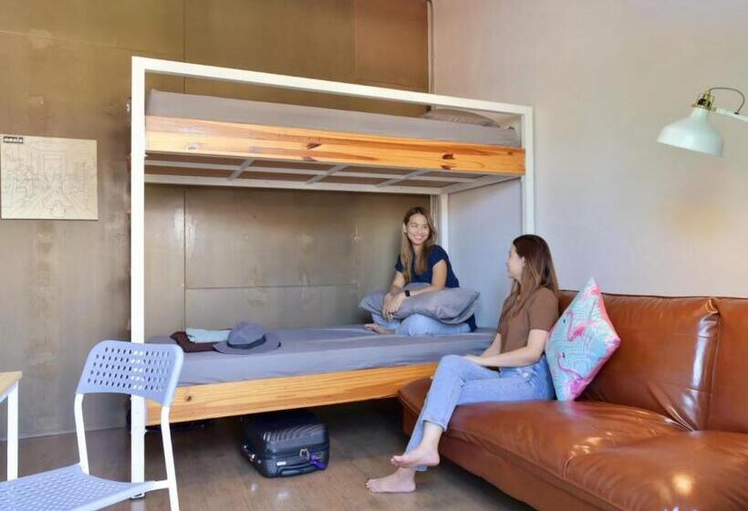 スタンダードスタジオ, Hybrit Hostel&cafe
