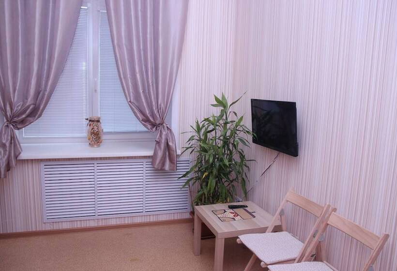 اتاق خانوادگی, Adres Hostel