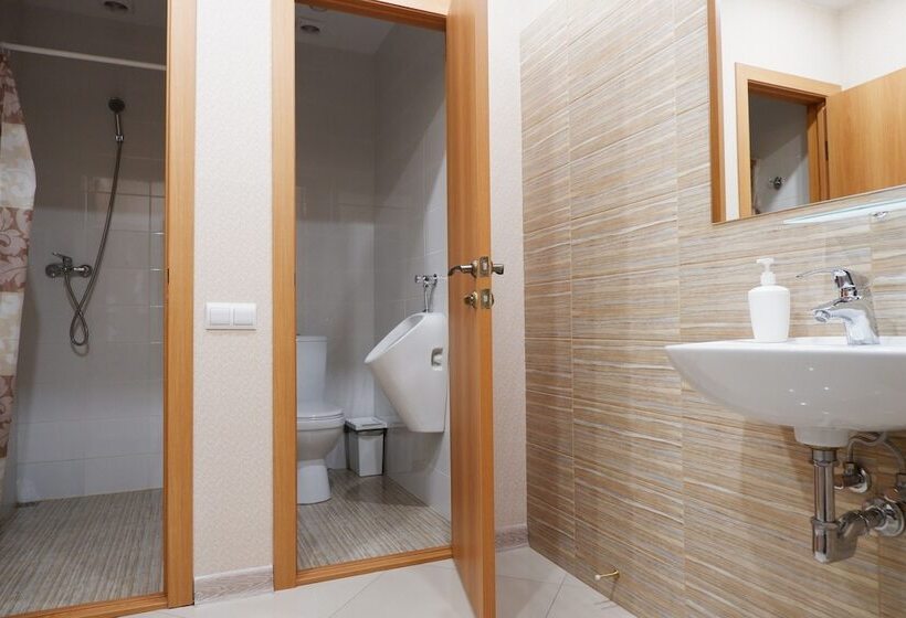 تختخواب در اتاق مشترک, Adres Hostel