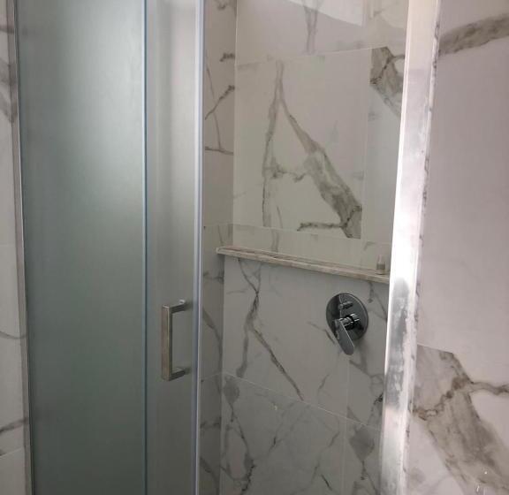 اتاق استاندارد چهارنفره با بالکن, Beauty House