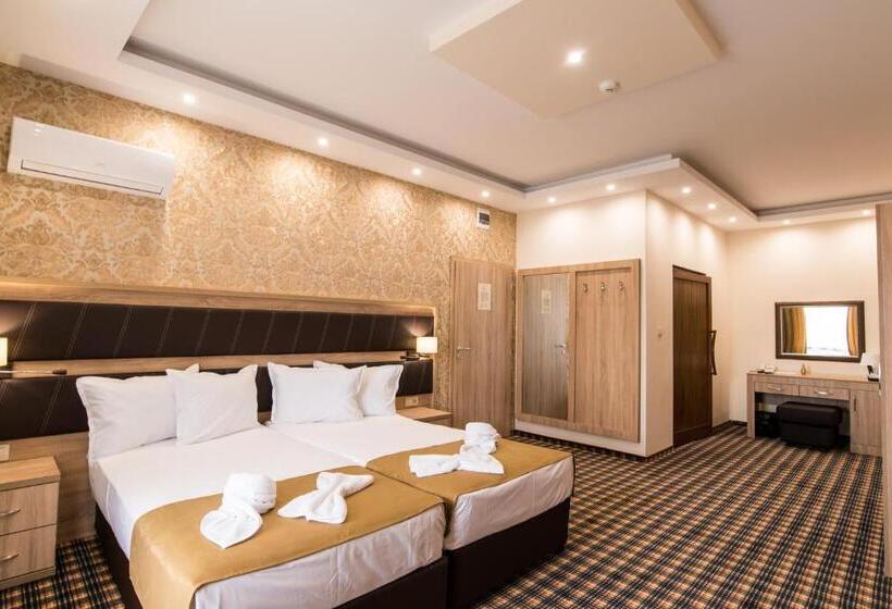 Трехместный Номер Стандарт Вид на Бассейн, Spa Kompleks Raiski Kat