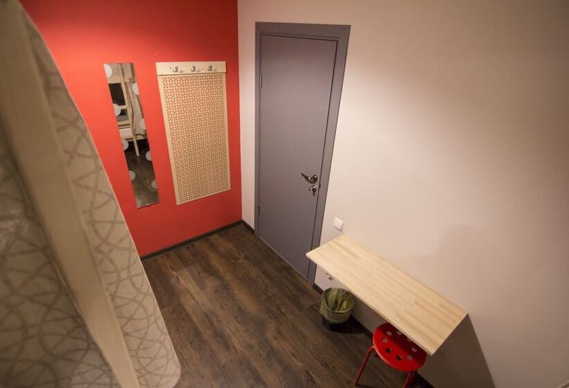 تختخواب در اتاق مشترک, Yagelhostel