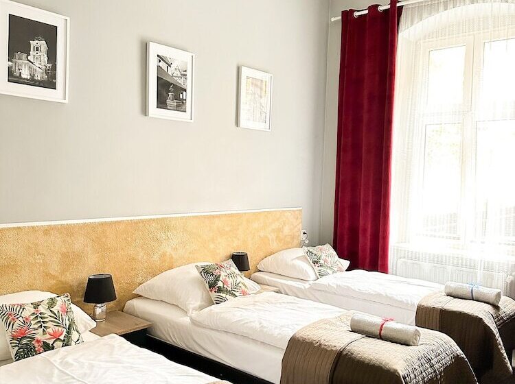 Quarto Triplo Comfort, Expolis Residence   City Center Mtp Targi   24h #betterthanyourex