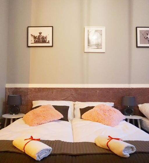 Quarto Triplo Comfort, Expolis Residence   City Center Mtp Targi   24h #betterthanyourex