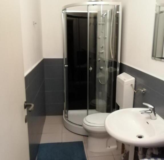컴포트 트리플 룸, Gira Guest House