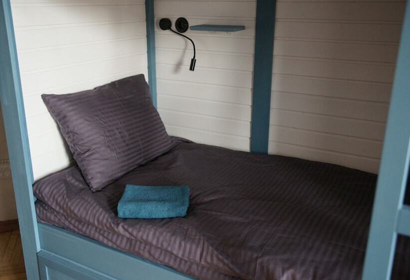 Cama em Quarto Compartilhado, Malevich Hostel