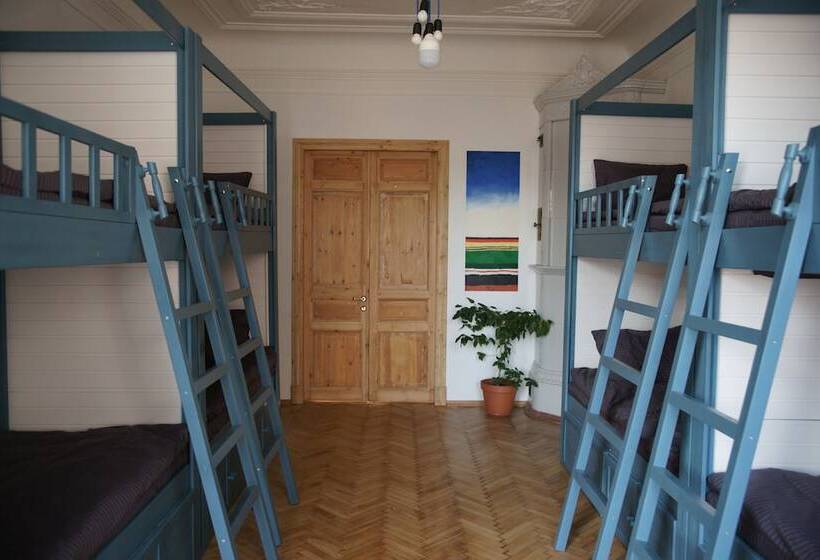 Cama em Quarto Compartilhado, Malevich Hostel