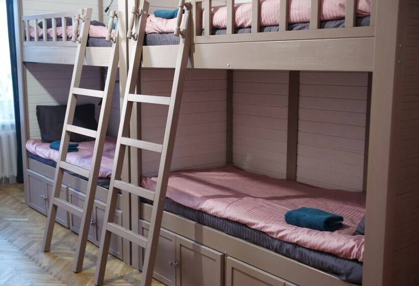 Cama em Quarto Compartilhado, Malevich Hostel