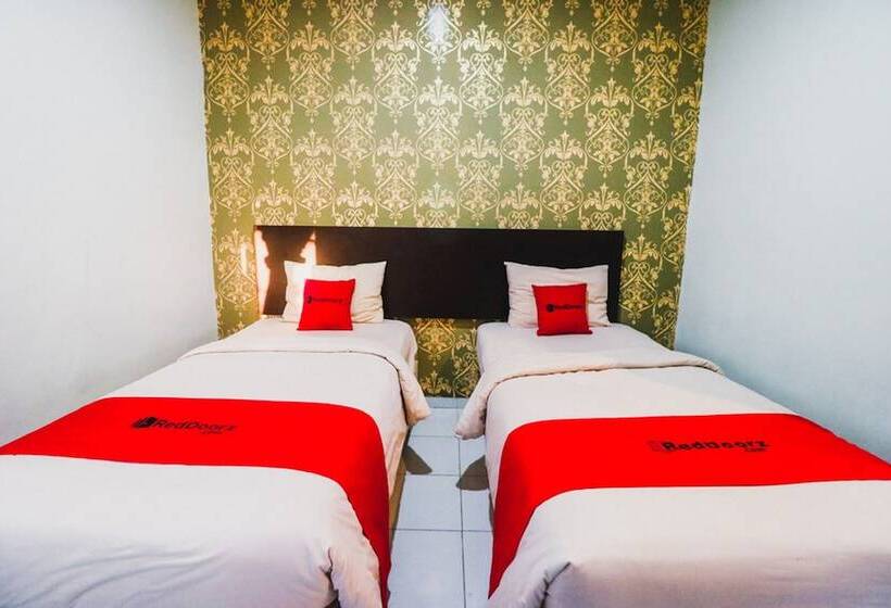 Номер Deluxe, Reddoorz Plus Near Mall Panakukang 2