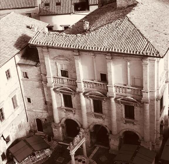 اتاق استاندارد, La Corte Segreta