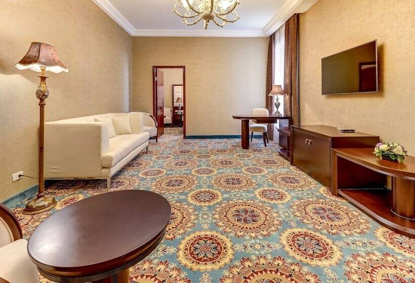 חדר משפחתי, Nevskiy Eclectic By Akyan