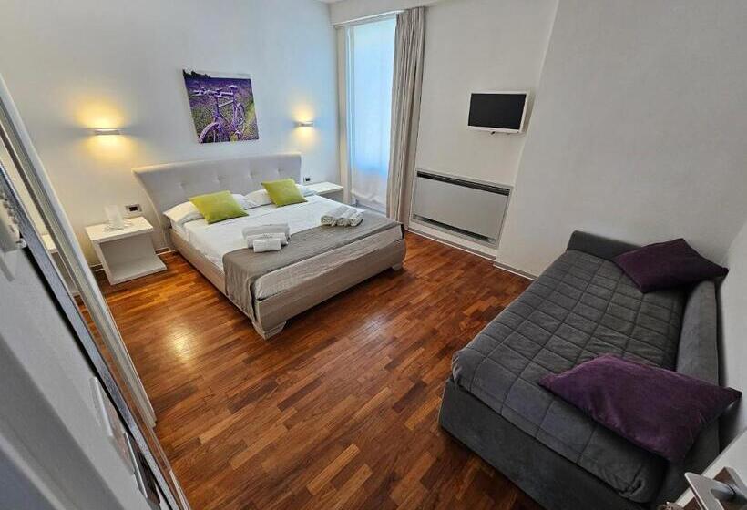 اتاق لوکس چهار تخته, B&b White Con Parcheggio Privato