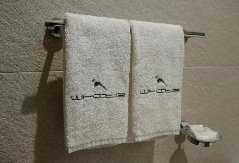 اتاق لوکس چهار تخته, B&b White Con Parcheggio Privato