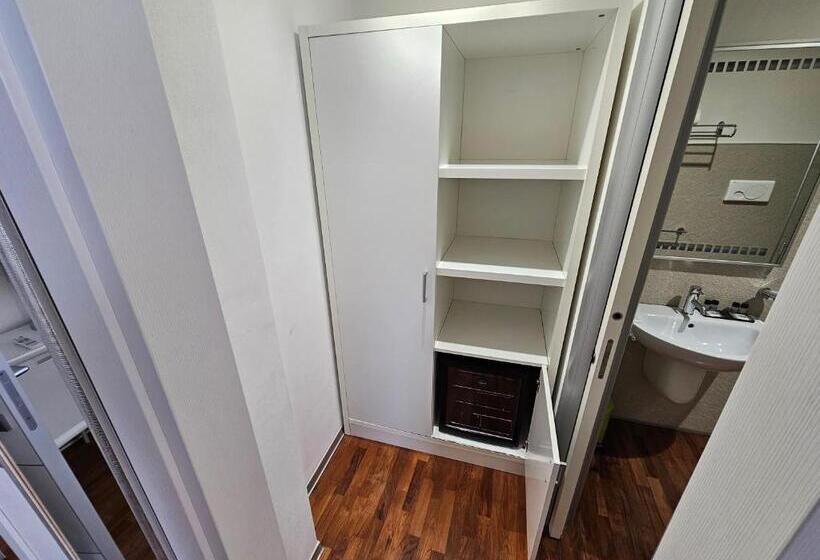 اتاق لوکس چهار تخته, B&b White Con Parcheggio Privato