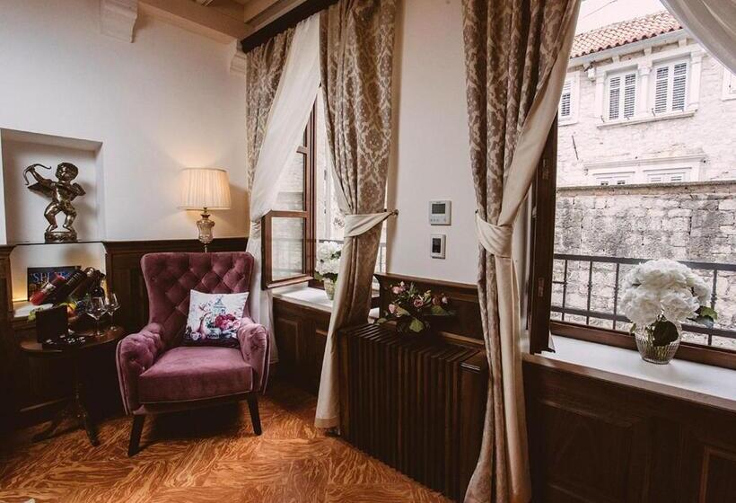 اتاق لوکس, Heritage Hotel Cardo