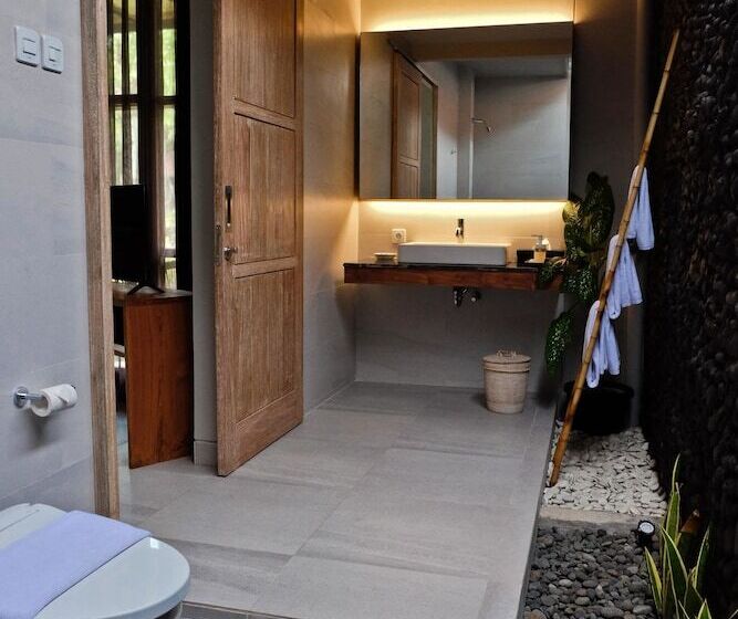 اتاق لوکس با چشم‌انداز استخر, Umadewi Surf & Retreat