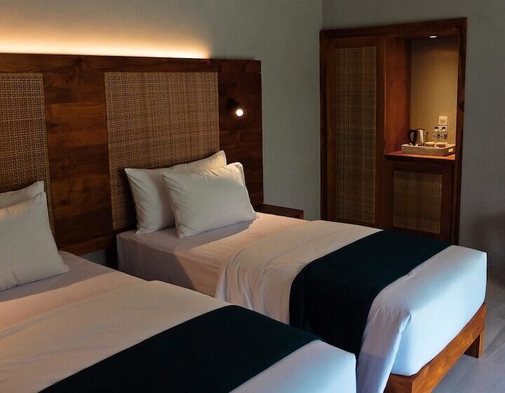 اتاق لوکس با چشم‌انداز استخر, Umadewi Surf & Retreat