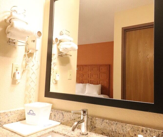 Номер Deluxe, Days Inn By Wyndham Black River Falls   Access To Atv Trail