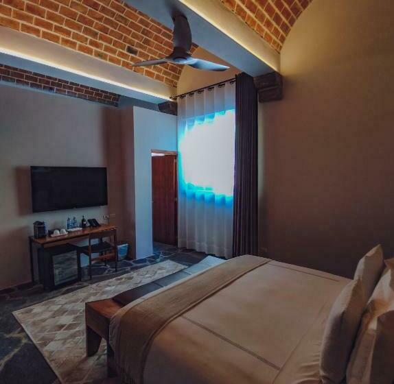 سوئیت با تخت بزرگ, Casa Cien