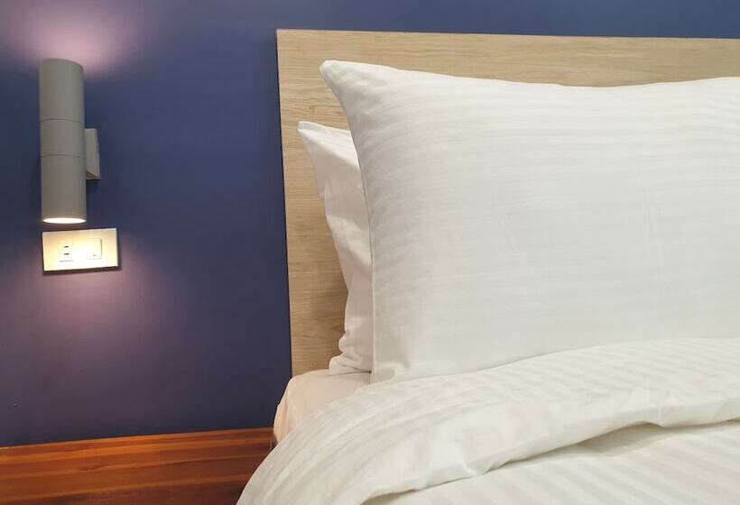 Quarto Premium, Leez Inn Makati