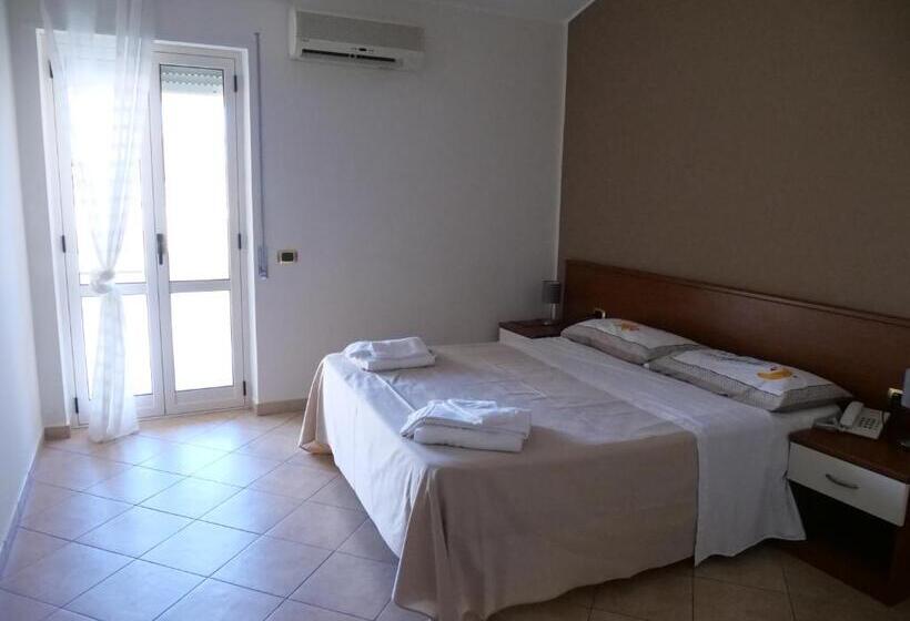 Номер Стандарт Трехместный, Grand Hostel Calabria