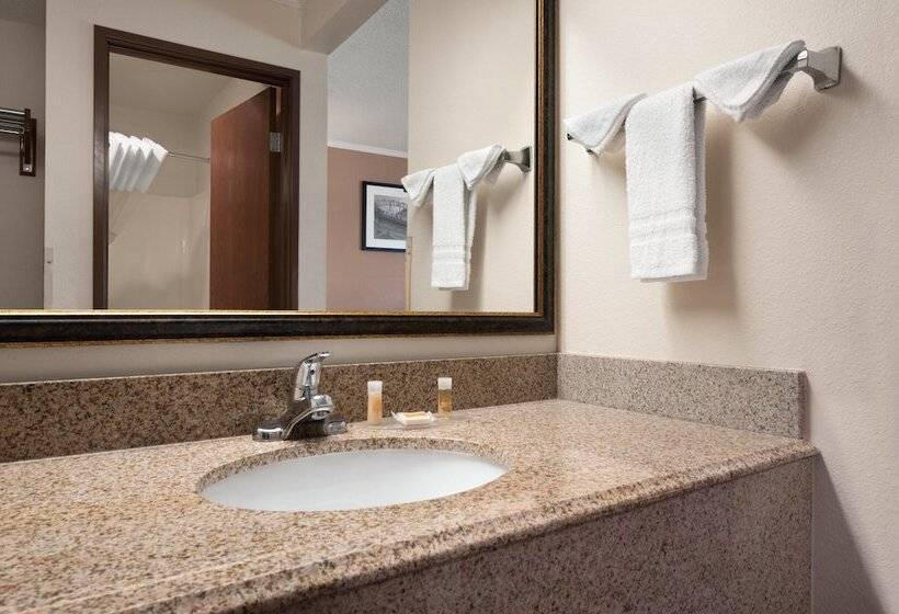 Люкс, Days Inn & Suites By Wyndham Kansas City   Chiefs Arrowhead Stadium