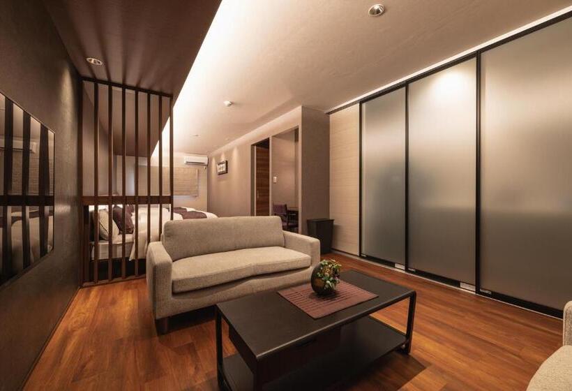 Quarto Triplo Superior, Grand Base Iolani