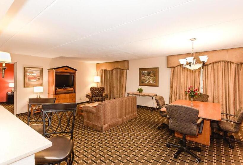 Люкс Superior 2 Спальни, Ramada By Wyndham Plymouth Hotel & Conference Center