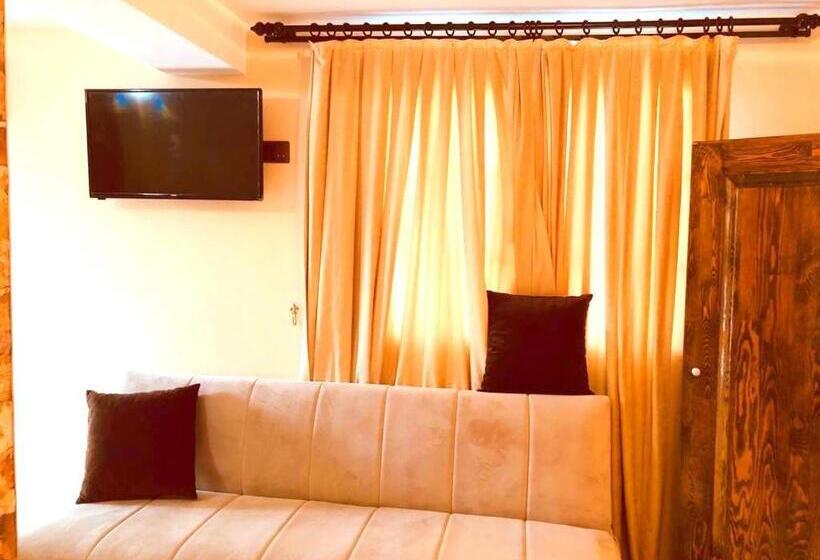 غرفة قياسية ثلاثية مطلة علي الحديقة, Paradise Karpaz Hotel & Restaurant