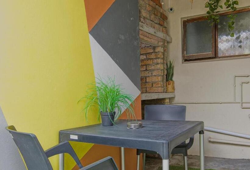 Дом 4 Спальни, Royal Palms Guest House