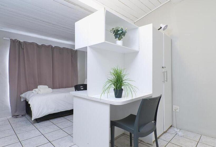 Дом 4 Спальни, Royal Palms Guest House