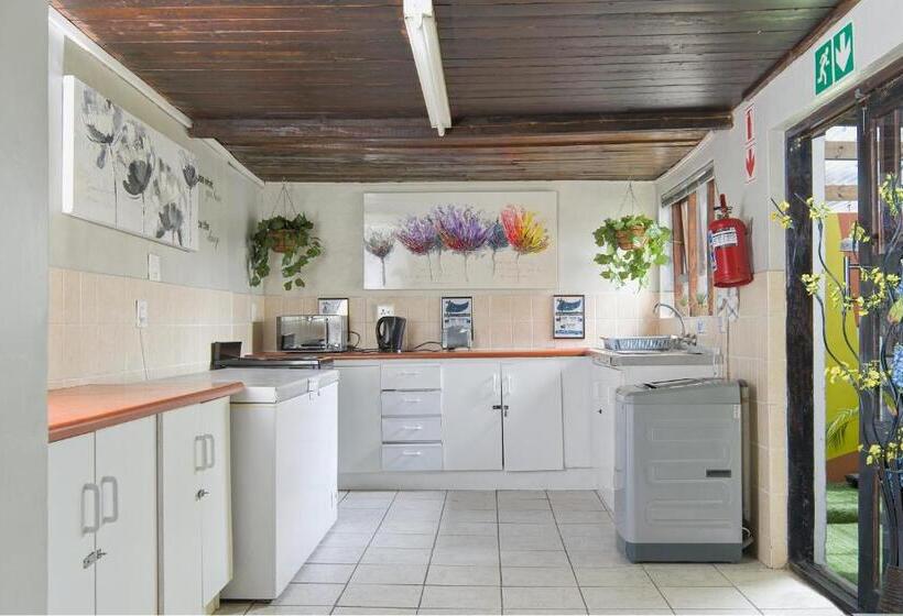 Дом 4 Спальни, Royal Palms Guest House