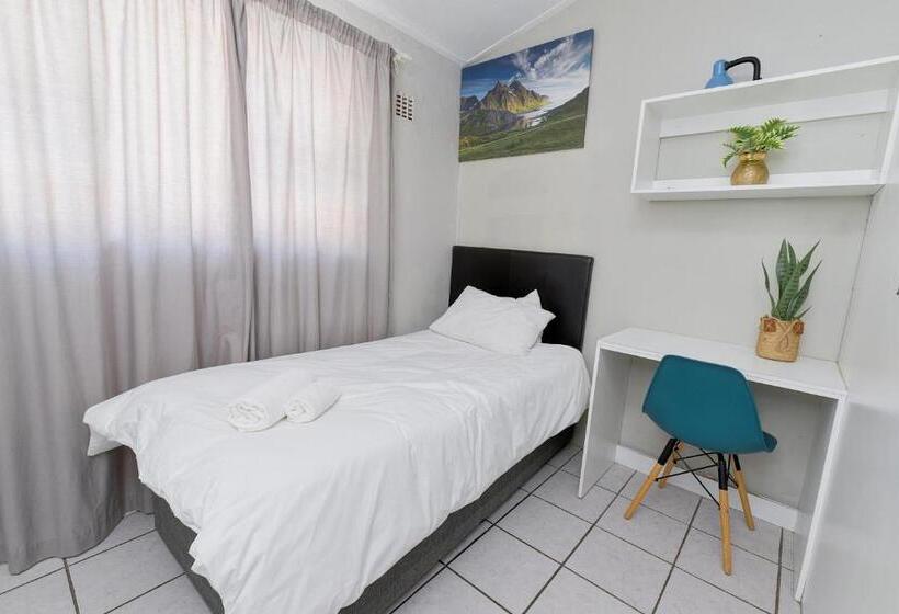 Дом 4 Спальни, Royal Palms Guest House