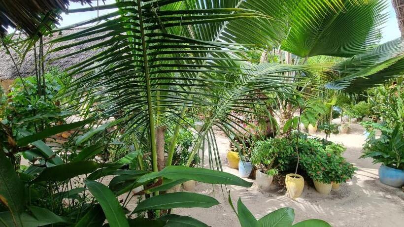 Трежместный Номер Economy, Salama & Mbuyuni Bungalows