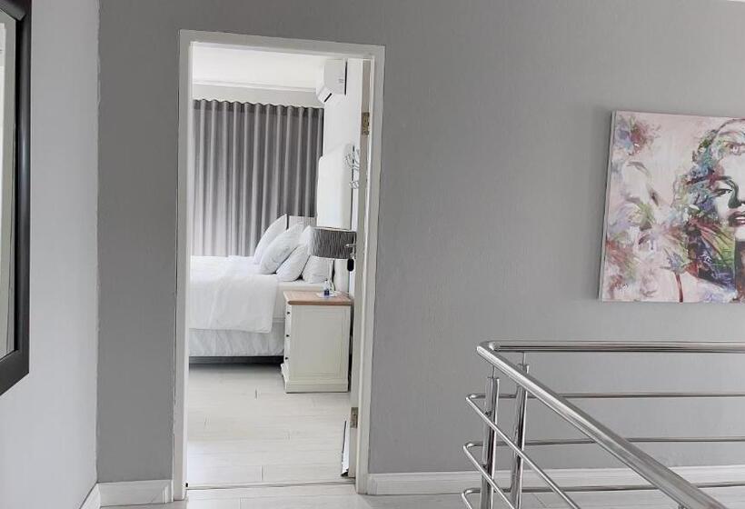 اتاق لوکس با بالکن و چشم‌انداز دریا, Niche Guesthouse