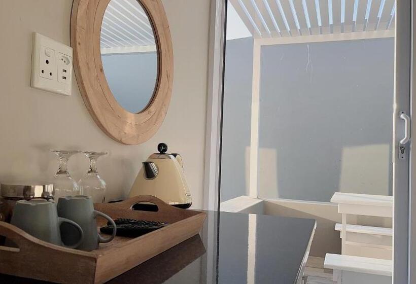 اتاق استاندارد با بالکن و چشم‌انداز دریا, Niche Guesthouse