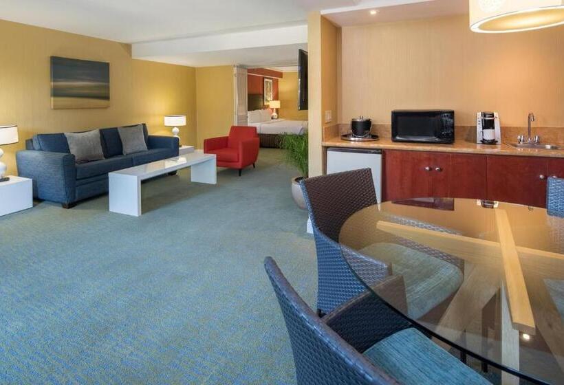 キングサイズベッドのスイートルーム, Crowne Plaza Cabana Hotel, An Ihg