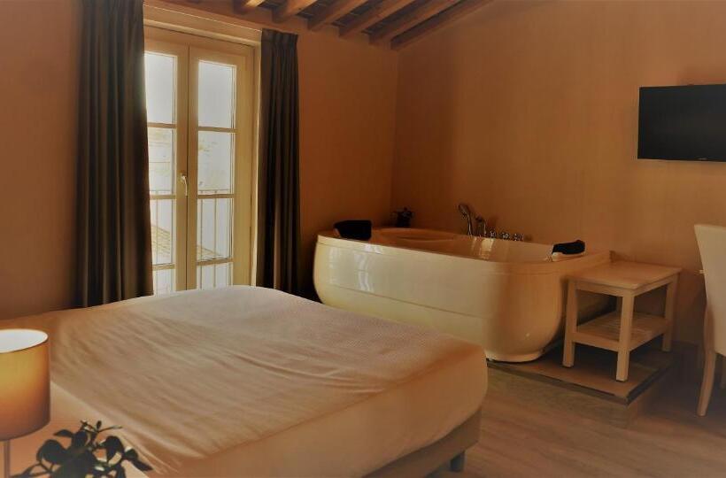 اتاق لوکس با وان آب گرم, Il Tiglio Jacuzzi&sauna