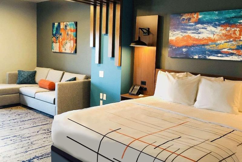 스위트 킹사이즈 침대, La Quinta Inn & Suites Limon By Wyndham