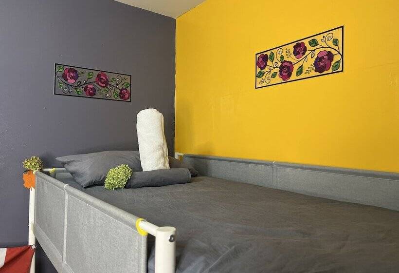 ルームシェアのワンベッド, Pied A Terre Mont Royal