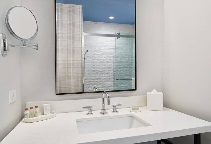 Люкс Адаптированный для Инвалидов, Indigo Tallahassee   Collegetown, An Ihg