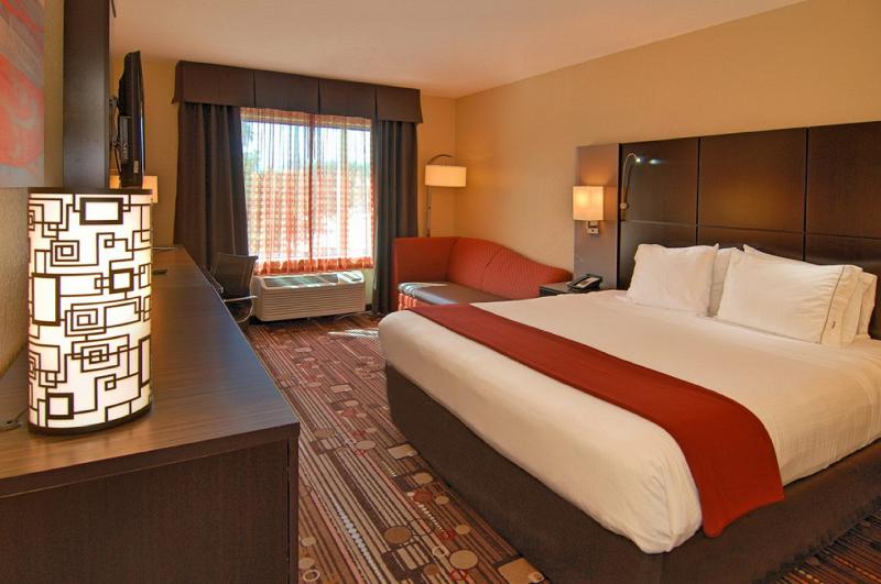 キングサイズベッドのスタンダードルーム, Holiday Inn Express Cruise Airport, An Ihg