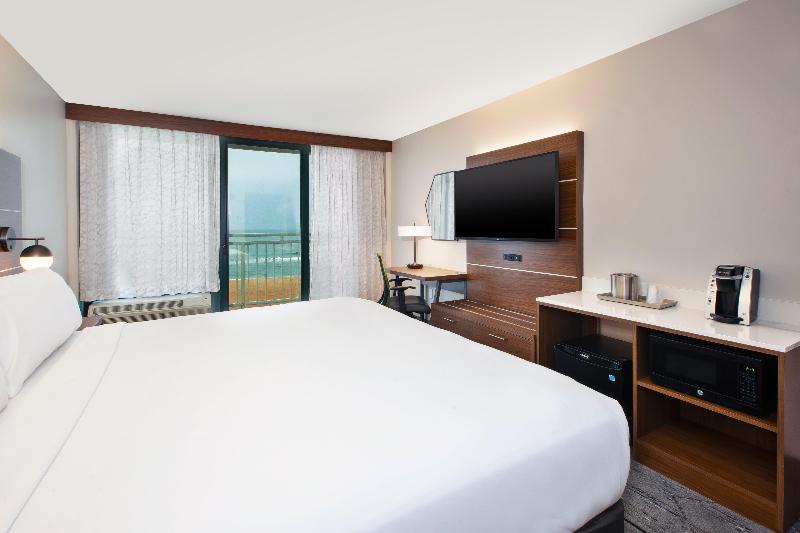 Номер Стандарт Кровать Кинг Адаптированный для Инвалидов, Holiday Inn Express Hotel & Suites Virginia Beach Oceanfront, An Ihg