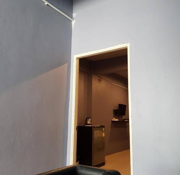 اتاق استاندارد سه نفره, Sleepcats Hostel