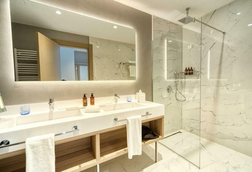חדר סופריור עם מיטת קינג, Hyatt Regency Kotor Bay Resort