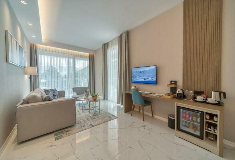 סוויטה עם ג'קוזי, Hyatt Regency Kotor Bay Resort