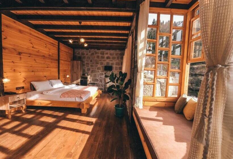 سوییت لوکس, Dudi̇ Konak